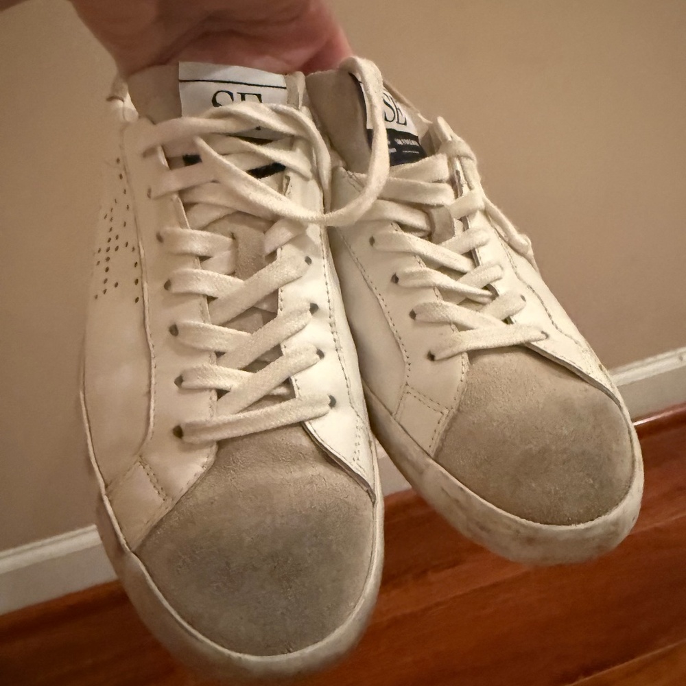 Tennis shoes